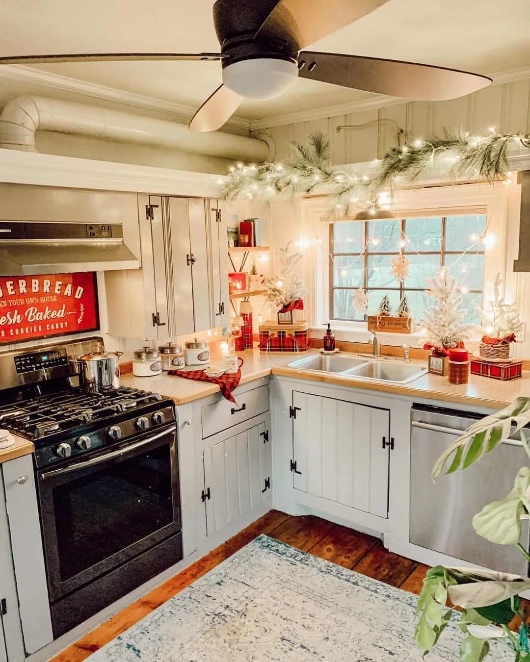/img/13554-red-checkered-kitchen-maintenance.webp