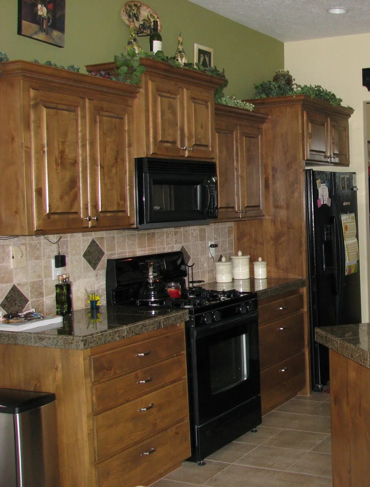 13556 green wall kitchen 1