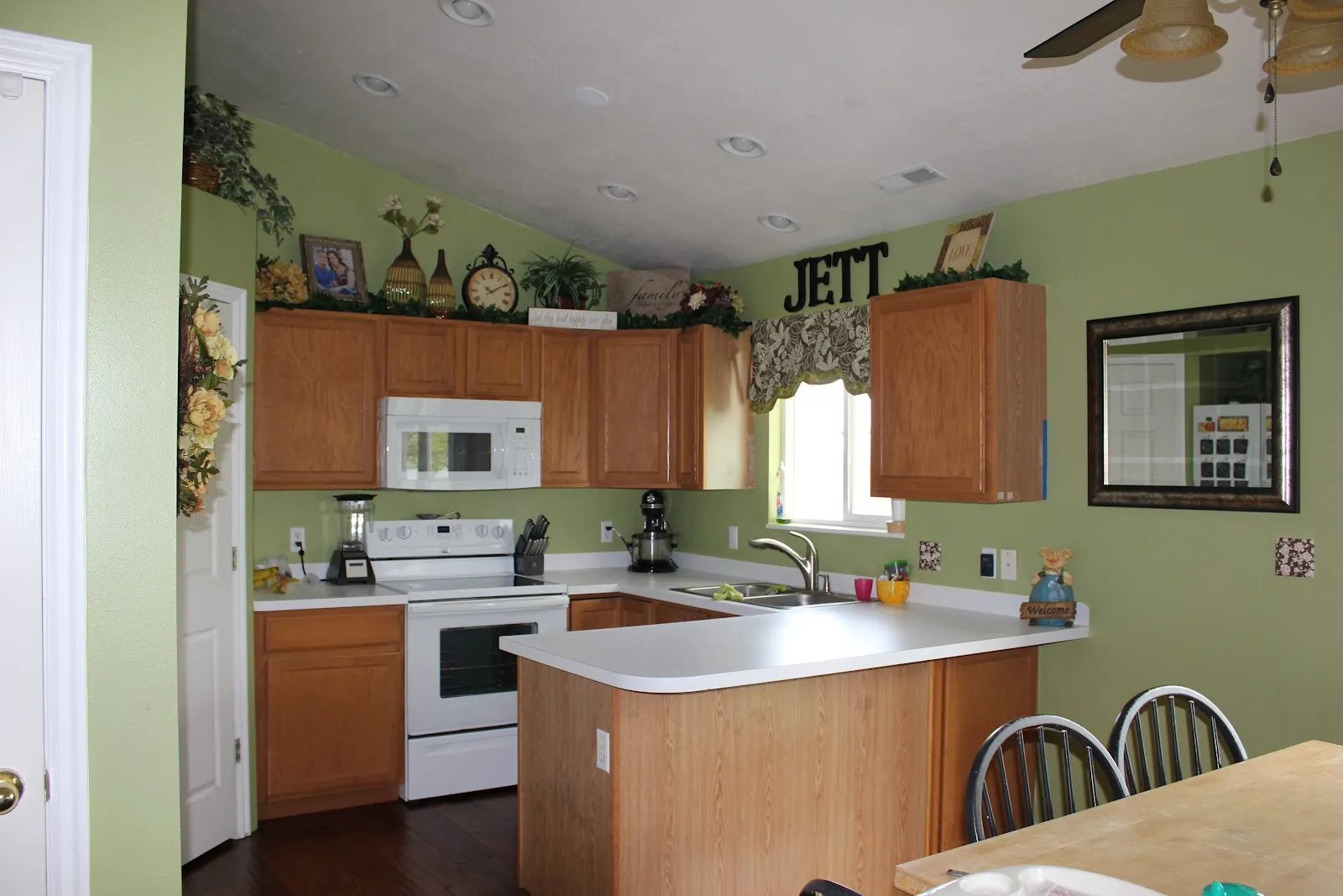13556 green wall kitchen 3