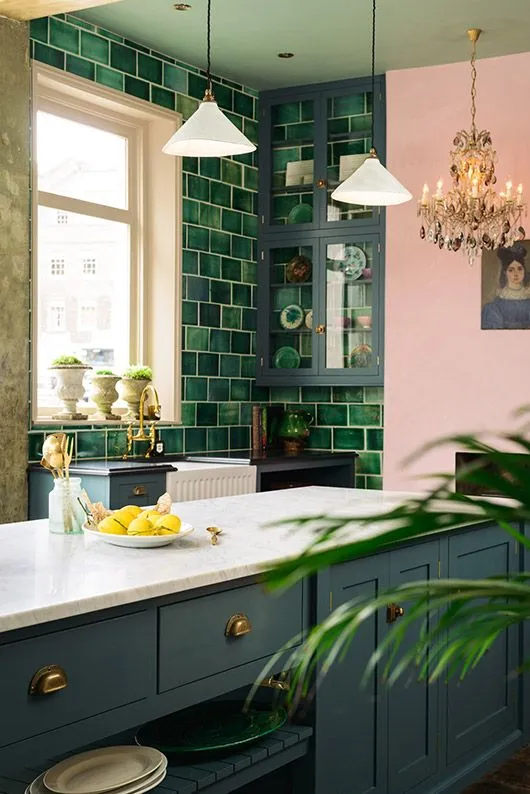 /img/13556-green-wall-kitchen-7.webp