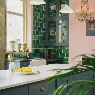 /img/13556-green-wall-kitchen-7.webp