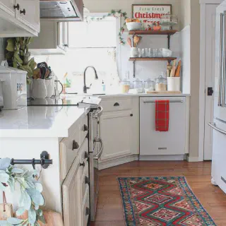 /img/13595-cleaning-red-decor.webp