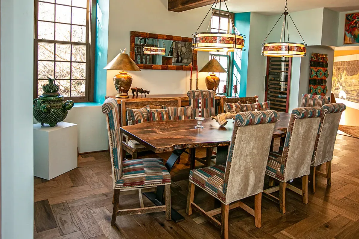 /img/13631-rustic-kitchen-seasonal-decor.webp