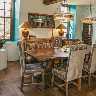 /img/13631-rustic-kitchen-seasonal-decor.webp