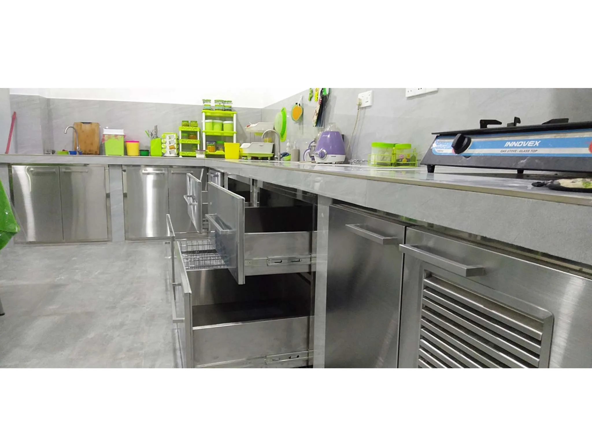 13658 silver kitchen accessories
