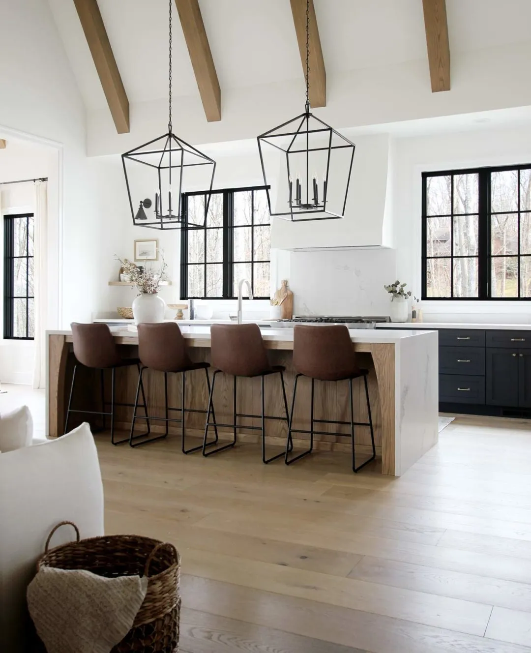 /img/13662-kitchen-island-lighting.webp