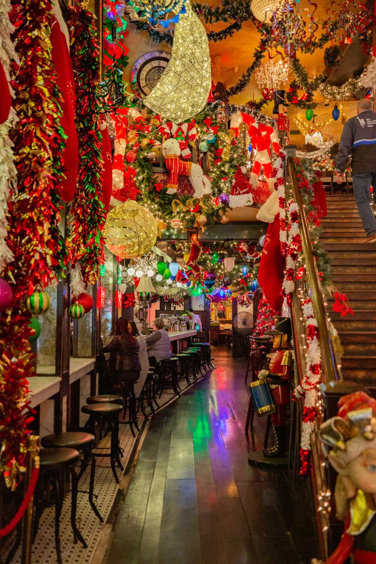 13683 nyc christmas kitchen windows