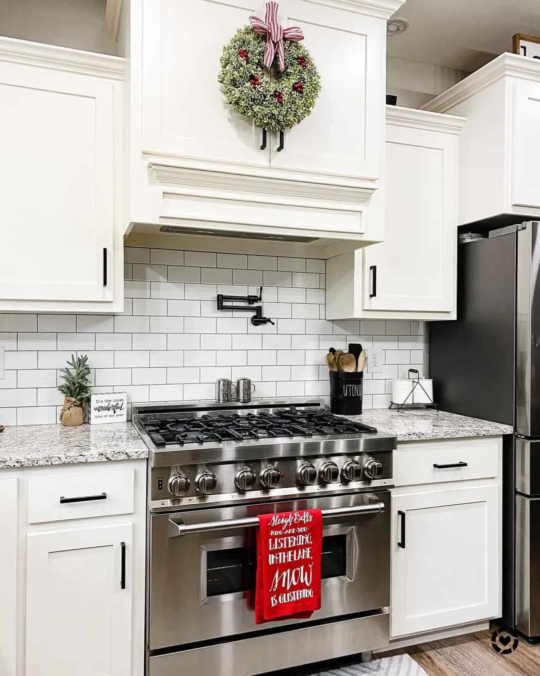 /img/13684-rustic-red-kitchen-walls-7.webp