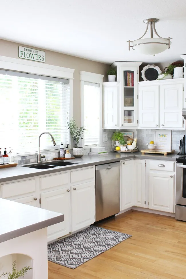 /img/13720-summer-kitchen-cabinets-overall.webp
