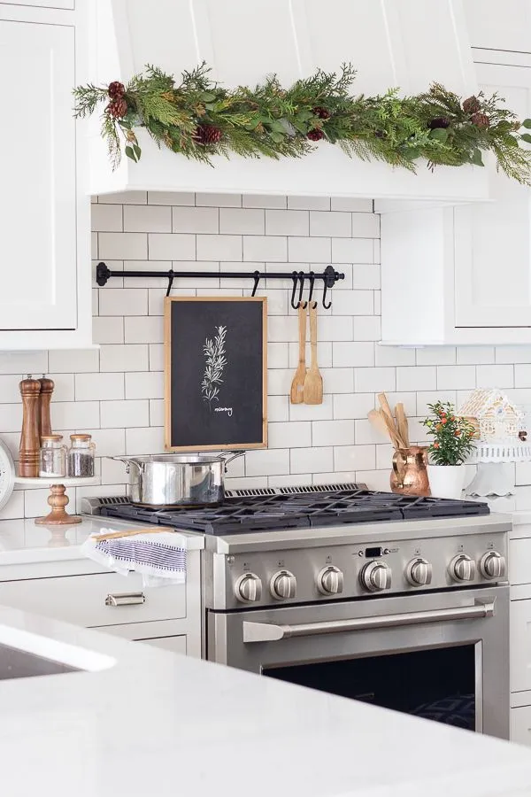 13733 christmas kitchen decor 3