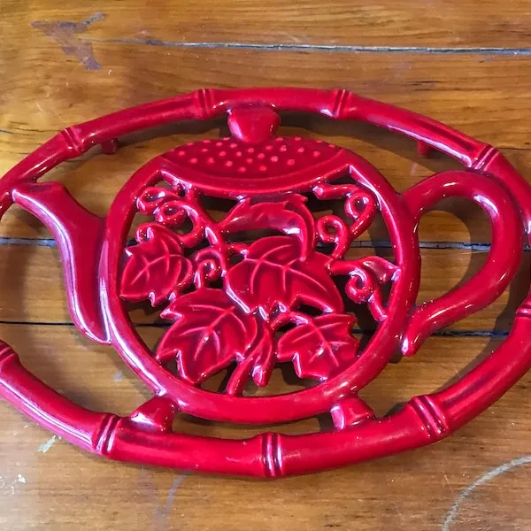 /img/13763-cast-iron-trivet-kitchen.webp
