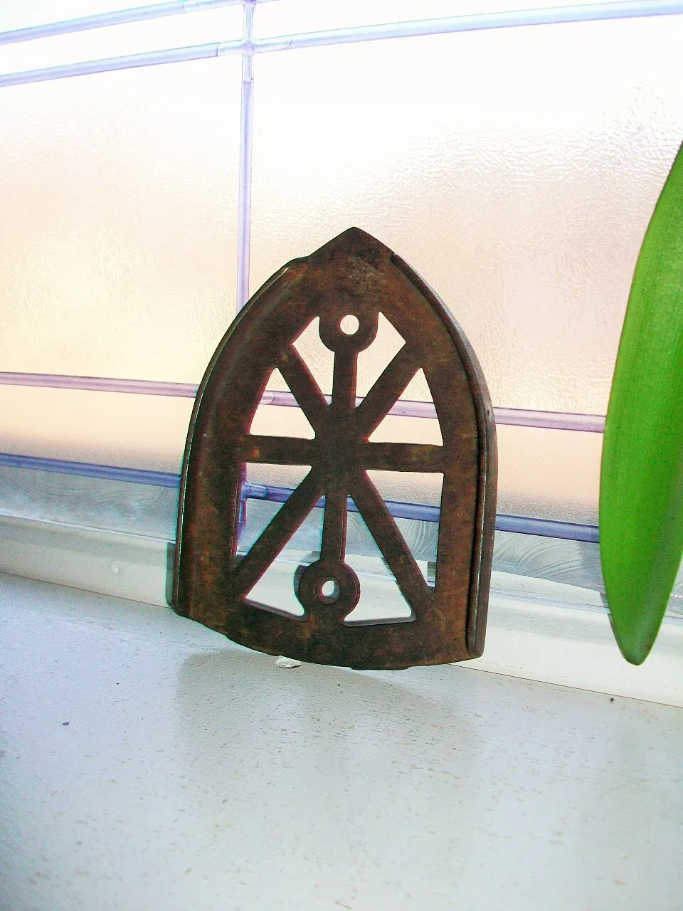 13763 cast iron trivet plant