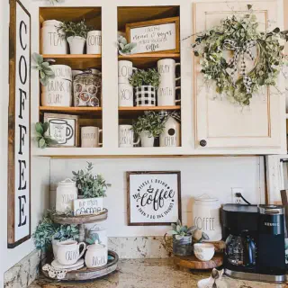 /img/13766-farmhouse-kitchen-color-palette.webp