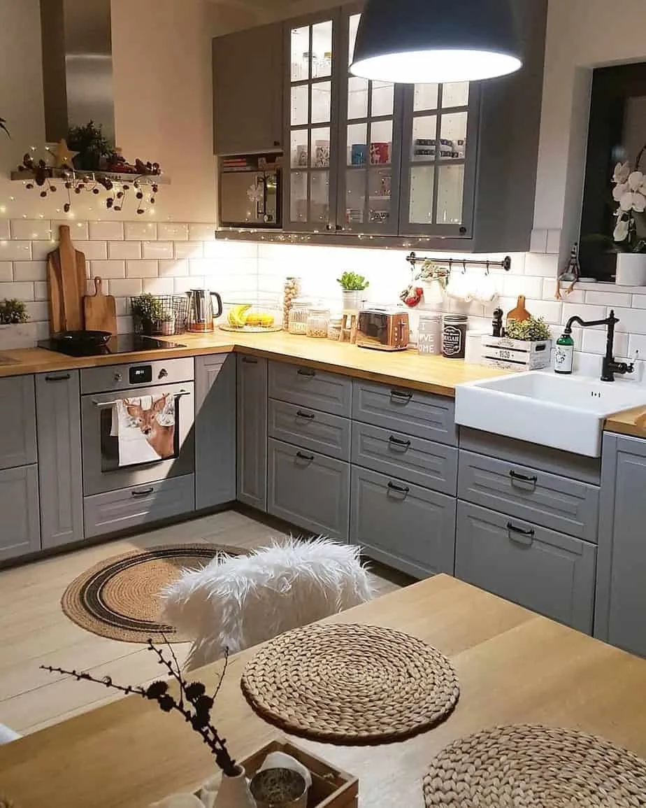 13767 bright airy kitchen lighting